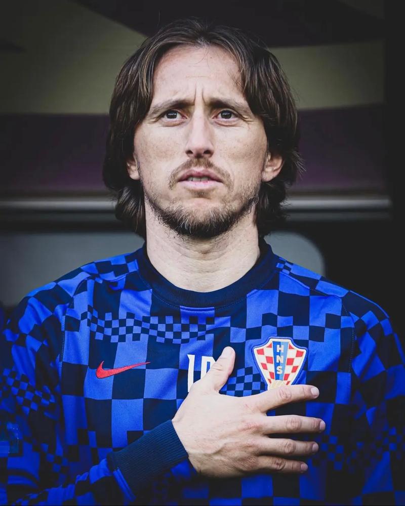 国安全队抵达北京，大兴机场内围满前来接机的国安球迷